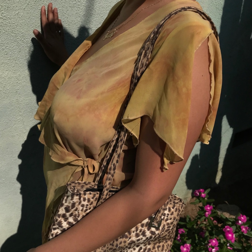 Cute yellow flowy top⭐️🍃